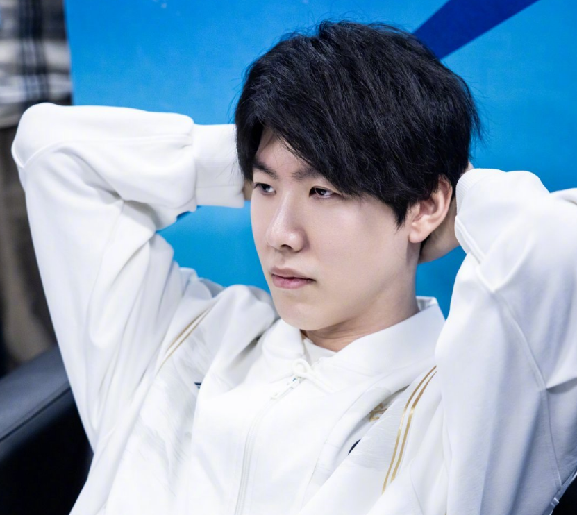 Weibo Gaming vs LNG预热海报：谁会赢下比赛，晋级败决？我们赛场见！